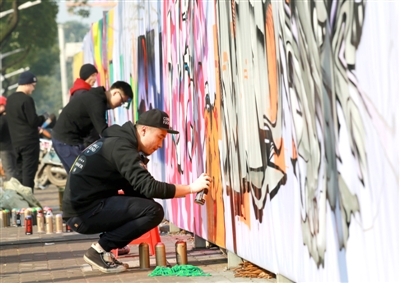 江南城區(qū)臨沅路上，涂鴉愛(ài)好者正在進(jìn)行街頭涂鴉藝術(shù)創(chuàng)作