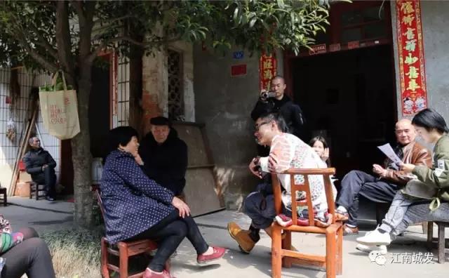 △ 趙明——“這次創(chuàng)作強(qiáng)調(diào)在地性、紀(jì)念性與參與性。我們針對問卷，以外來人的身份，來介入、想象生活在此地的居民，他們發(fā)生的故事和曾經(jīng)的生活狀態(tài)。”