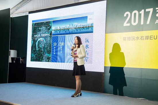 常德市江南城市發(fā)展有限公司董事副總經(jīng)理谷穗則為現(xiàn)場觀眾介紹了這個投資超過200億元、面積300萬平方、持續(xù)建設(shè)8到10年的沅水右岸如何建構(gòu)城市·人·生活三者之間的關(guān)系