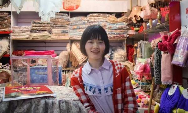 “就算現(xiàn)在橋南市場(chǎng)的經(jīng)濟(jì)一直在后退，可我覺(jué)得它是永遠(yuǎn)不會(huì)倒閉的?！保v